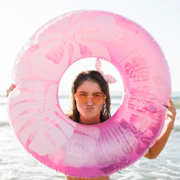 Donna che indossa gli occhiali da sole in spiaggia