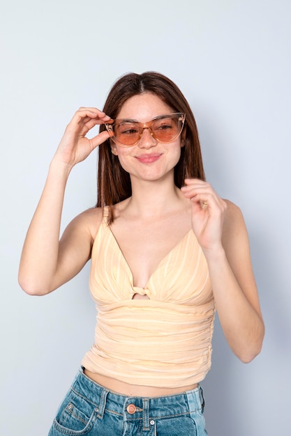 Free photo woman wearing sunglasses medium shot