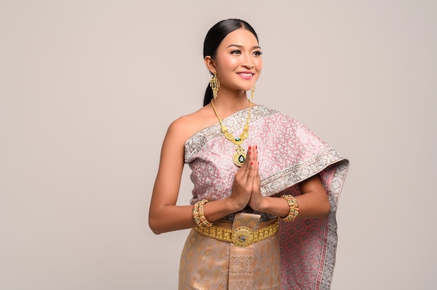 Free photo woman wearing thai clothing that pay respect