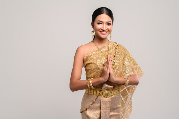 woman wearing Thai clothing that Pay respect