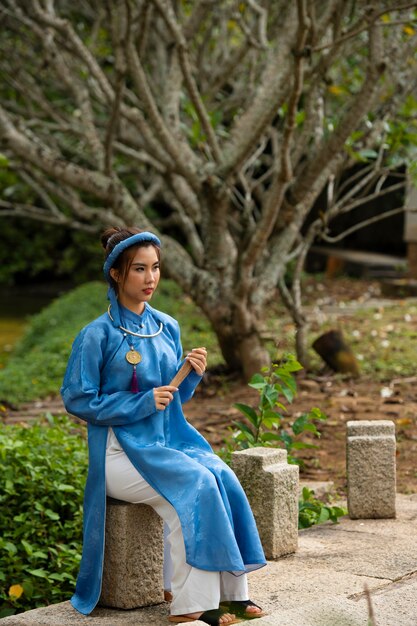 伝統的なアオザイの服を着ている女性