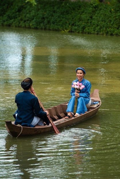 Donna che indossa abiti tradizionali ao dai