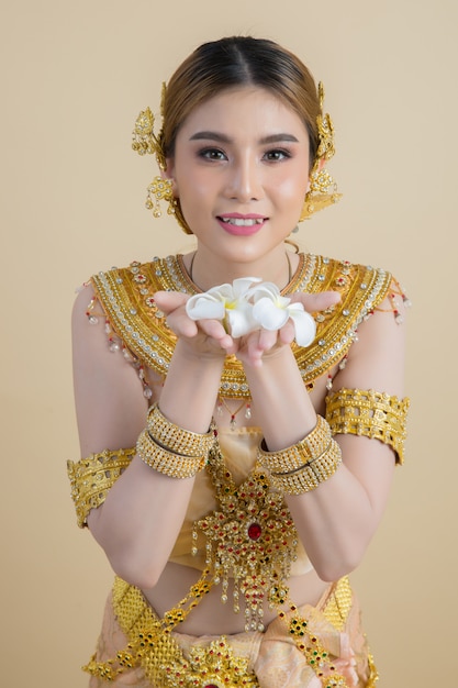 Foto gratuita donna che indossa il tipico abito thailandese