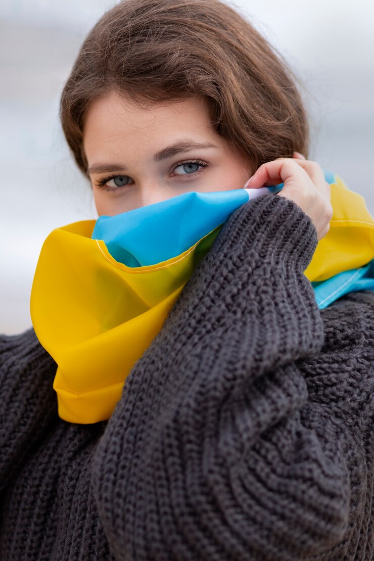 Бесплатный Фотография женщина с украинским флагом на пляже