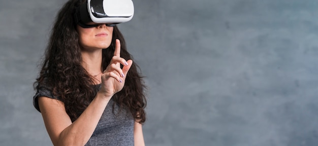 Free photo woman wearing a vr set copy space