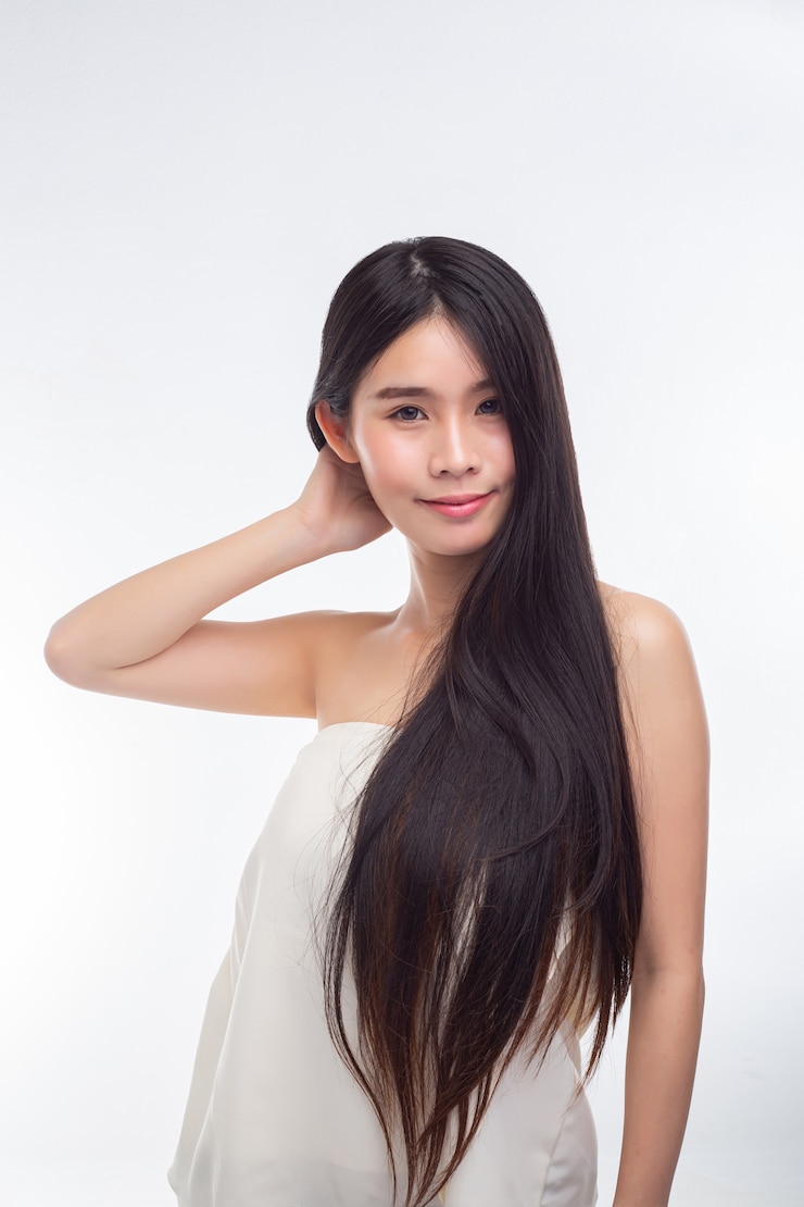 무료 Photo 흰색 끈이없는 상판과 손을 착용 한 여자는 그녀의 머리를 만진다.