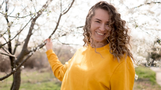 Free photo woman wearing yellow shirt spending time in park