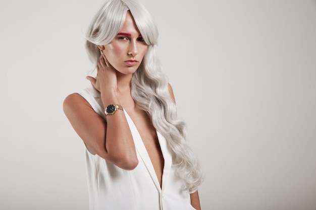 Free photo woman wears grey hair wig