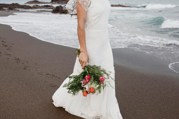 Женщина в свадебном платье на пляже