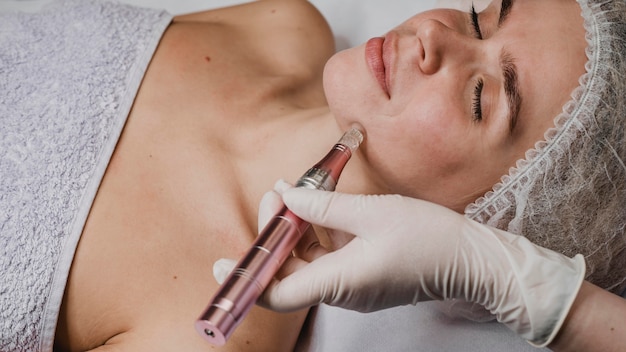 Free photo woman at the wellness center having a skin treatment