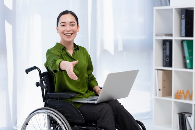 노트북으로 휠체어에서 여자