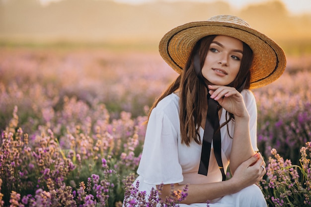 Lavander 필드에 하얀 드레스를 입고 여자