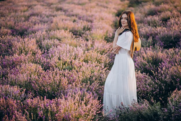ラベンダー畑の白いドレスを着た女性