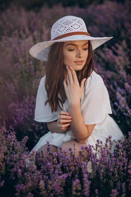 Donna in abito bianco in un campo di lavanda