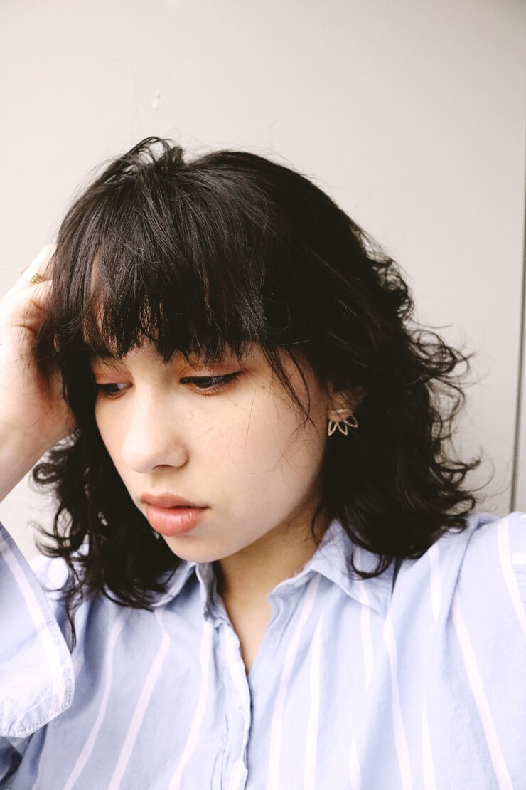 무료 Photo 흰색 페인트 방에 여자