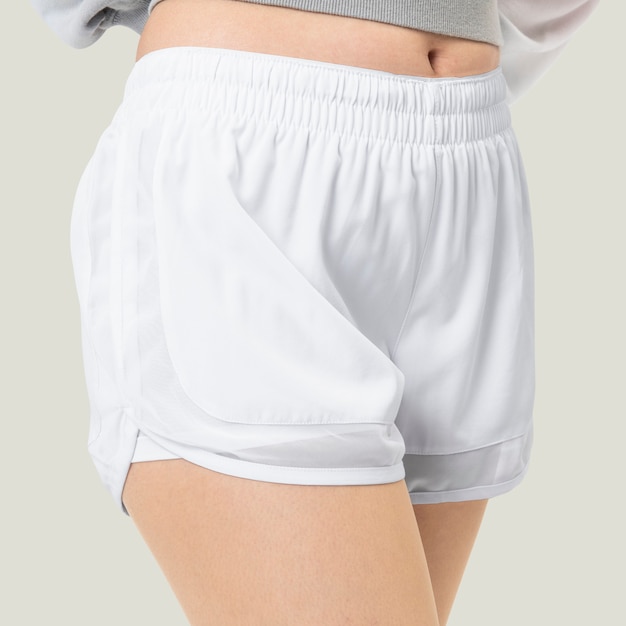 Женщина в белых шортах летней модной фотосессии крупным планом