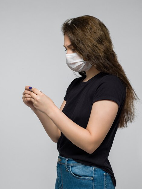 Free photo woman in white sterile mask looking confused