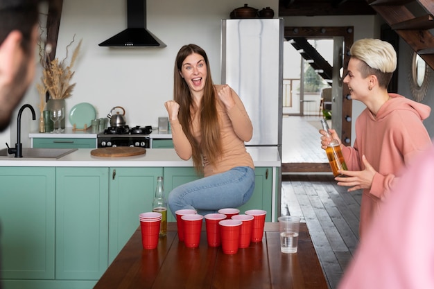 Donna che vince a una festa di birra pong