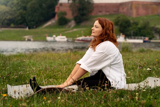 Foto gratuita donna con gamba protesica che fa yoga