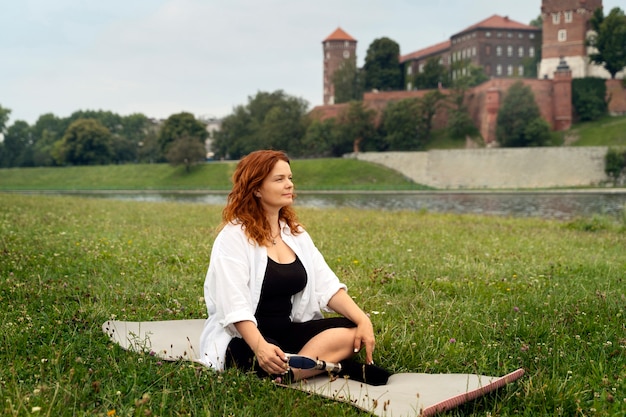 Woman wit prosthetic leg doing yoga