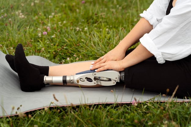 Foto gratuita donna con gamba protesica che fa yoga