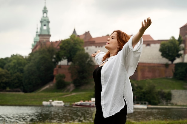 Foto gratuita donna con gamba protesica che fa yoga