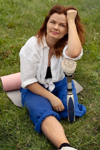 Free photo woman wit prosthetic leg doing yoga