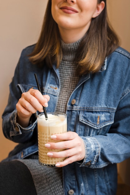 無料写真 一杯のコーヒーを持つ女性