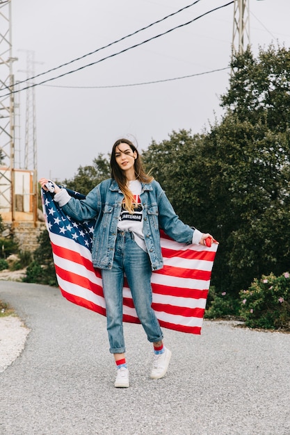 Женщина с американским флагом