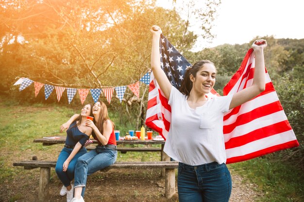 アメリカの旗を持つ女性