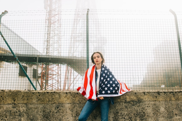 アメリカの旗を持つ女性