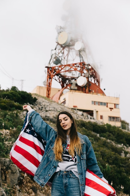 アメリカの旗を持つ女性