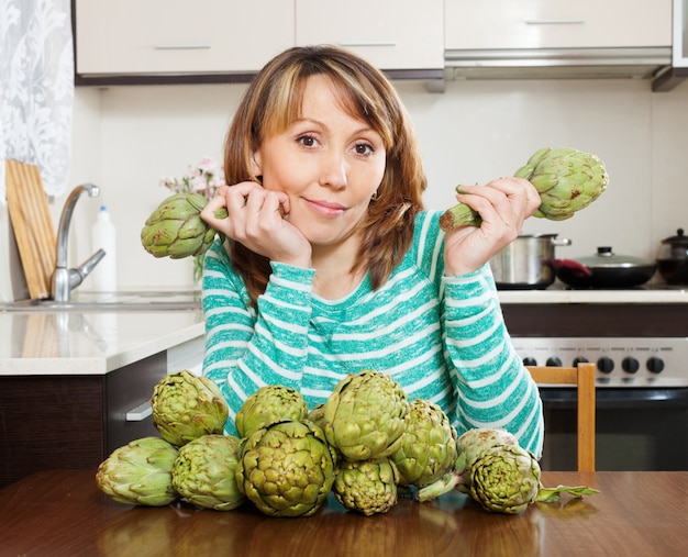 Foto gratuita donna con carciofi