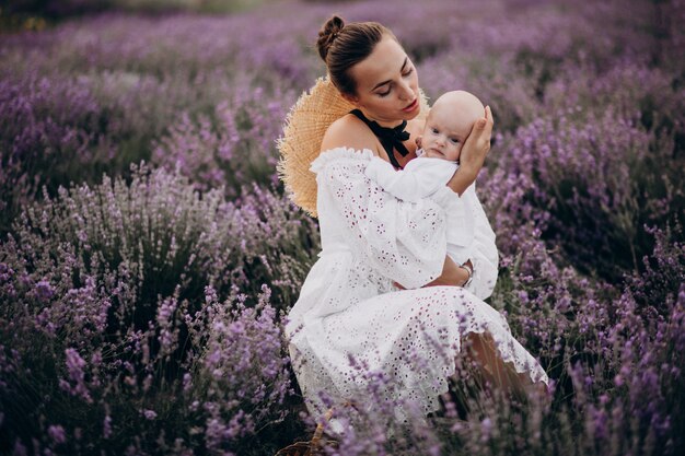 Женщина с маленьким сыном в лавандовом поле