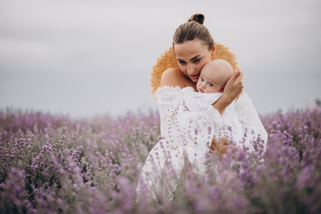 Donna con figlio neonato in un campo di lavanda