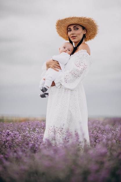 Donna con figlio neonato in un campo di lavanda