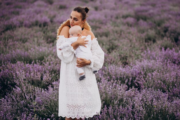 ラベンダー畑で赤ちゃんの息子を持つ女性