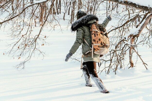 冬の日にバックパックを持つ女性