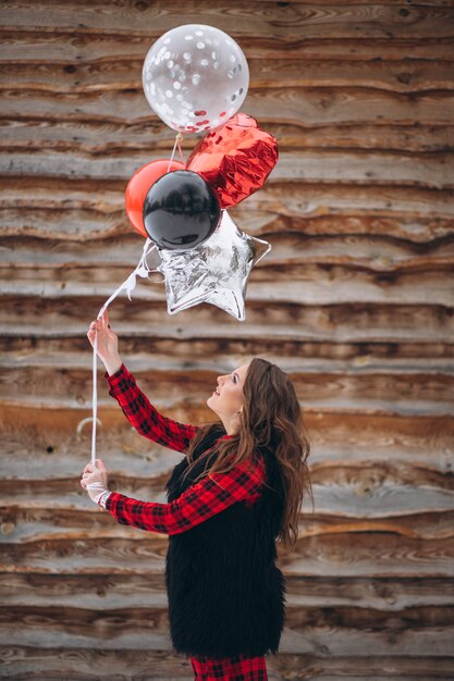 彼女の誕生日の外に風船を持つ女性