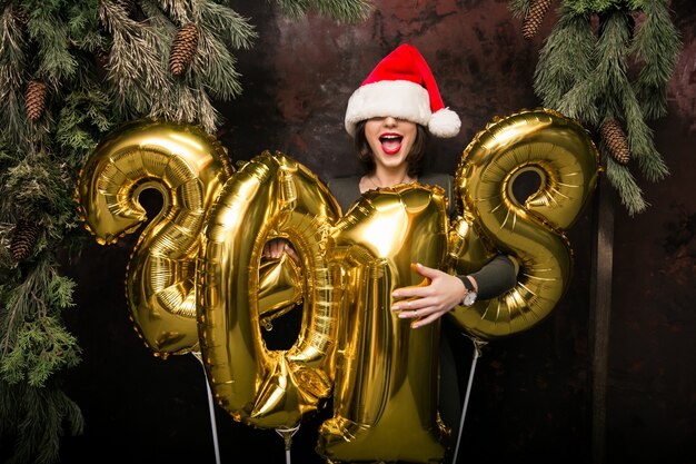 Женщина с воздушными шарами в новом году