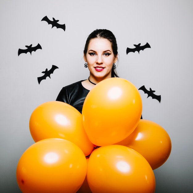 Женщина с летучими мышами и воздушными шарами
