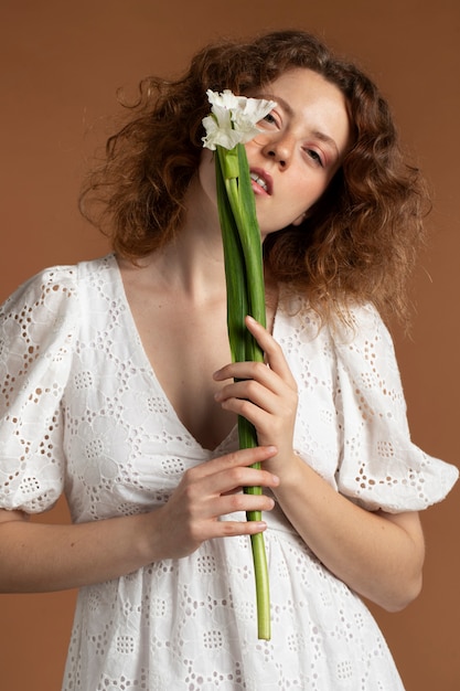 美しいグラジオラスの花を持つ女性