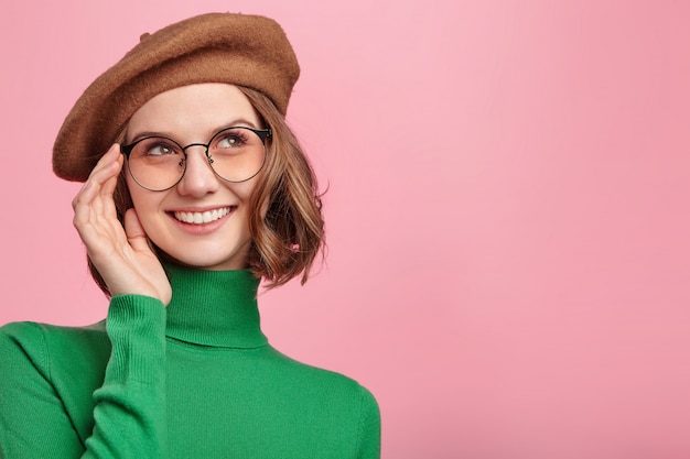 Free photo woman with beret and turtleneck sweater