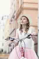 Бесплатное фото Женщина с велосипедом