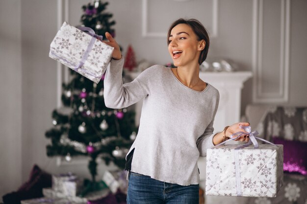 大きなクリスマスプレゼントを持つ女性