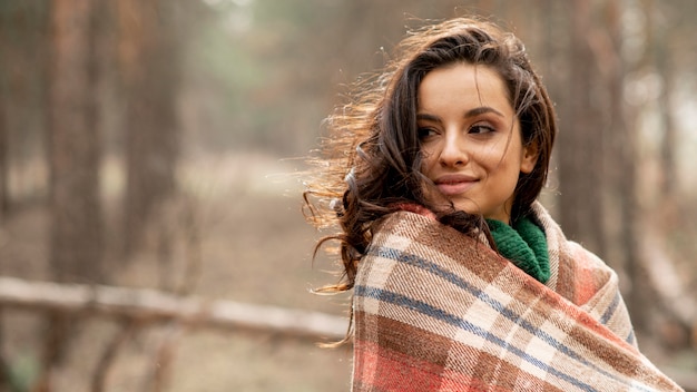 Foto gratuita donna con coperta in natura