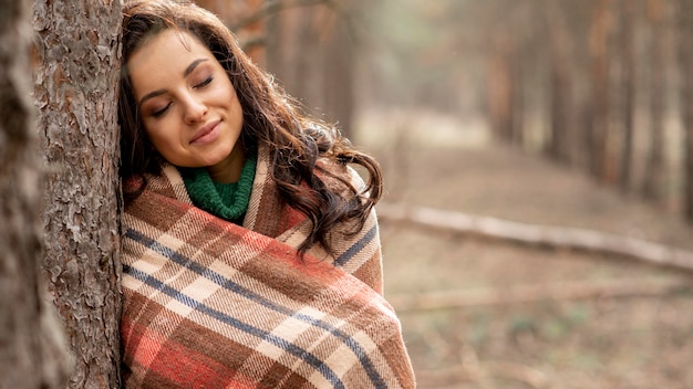 Foto gratuita donna con coperta