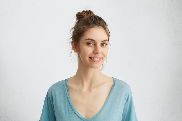 Free photo woman with blue eyes looking with smile at camera