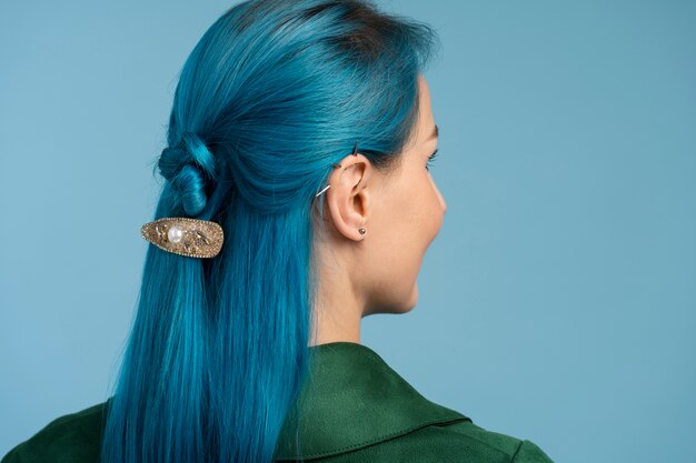 Бесплатное фото Женщина с голубыми волосами, вид сбоку