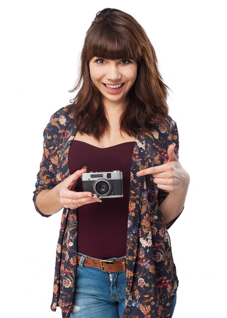 本と写真のカメラを持つ女性